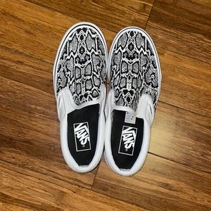 Black and white Snake skin vans hardly worn